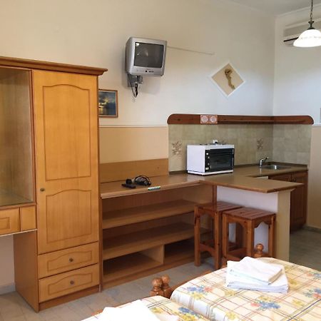 Eleni Apartments Арилас Екстериор снимка
