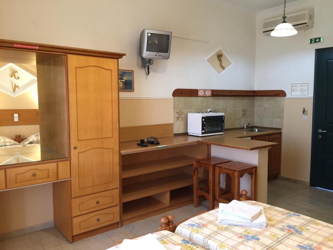 Eleni Apartments Арилас Екстериор снимка